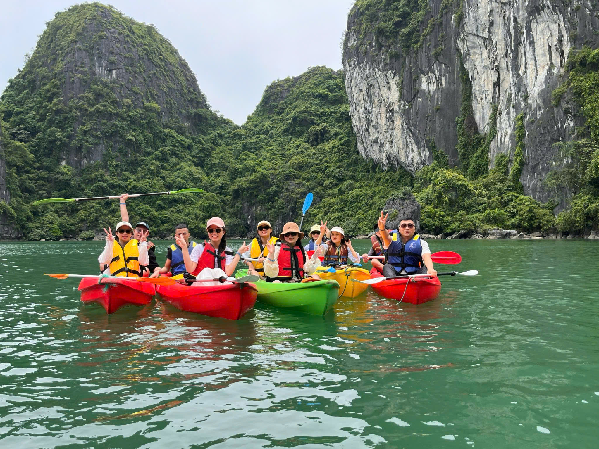 Du lịch Hè 2024 tại Vịnh Hạ Long cùng Việt Tú